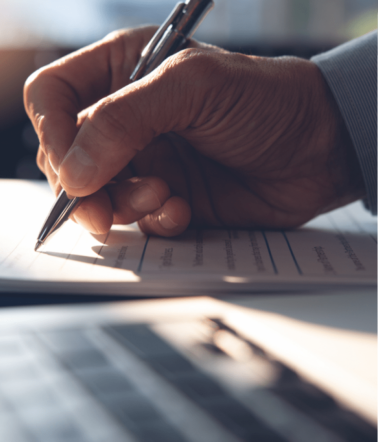 advogado especialista assinando acordos judiciais entre empresa e trabalhador