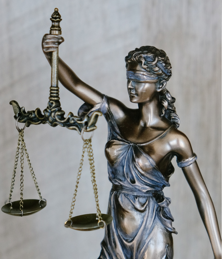 Estátua símbolo da justiça direito