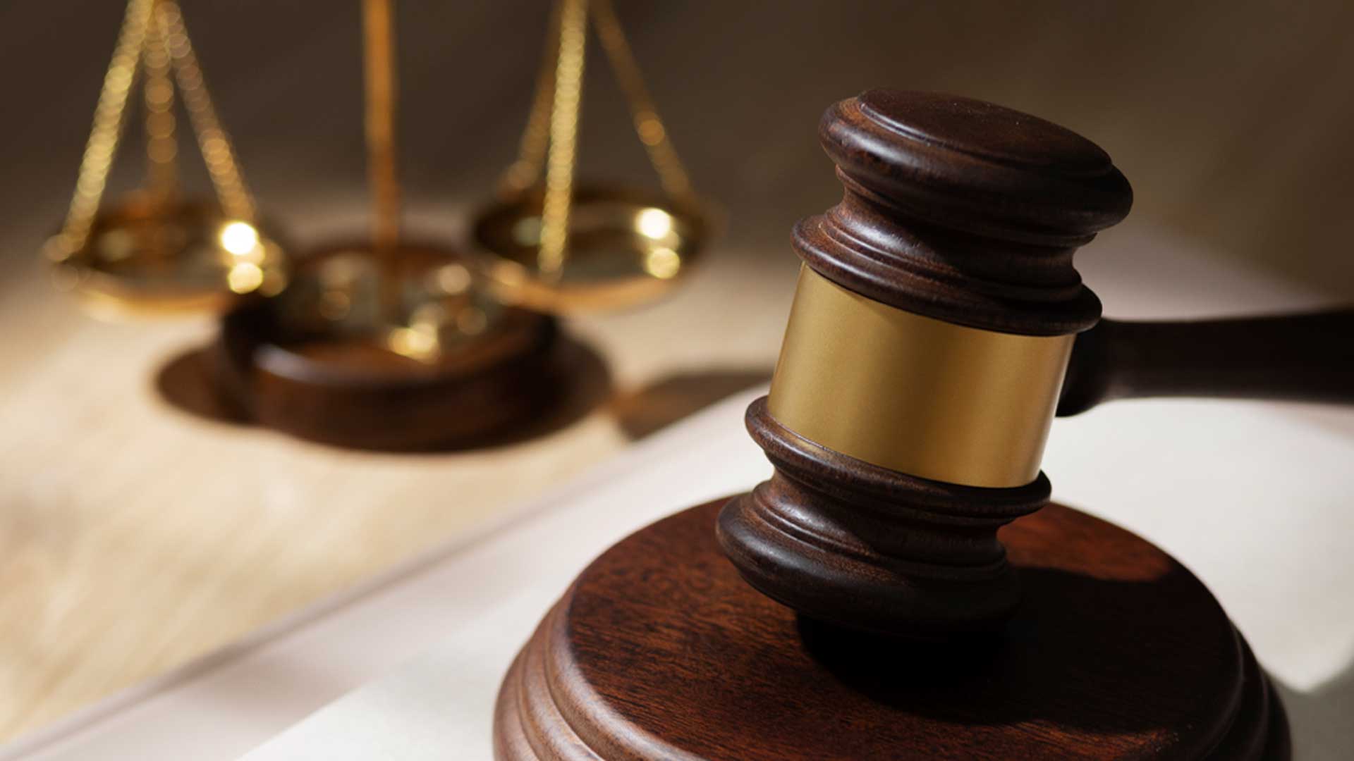 juiz e advogados analisando a CLT, simbolizando a análise legal envolvida na alteração do local de trabalho.